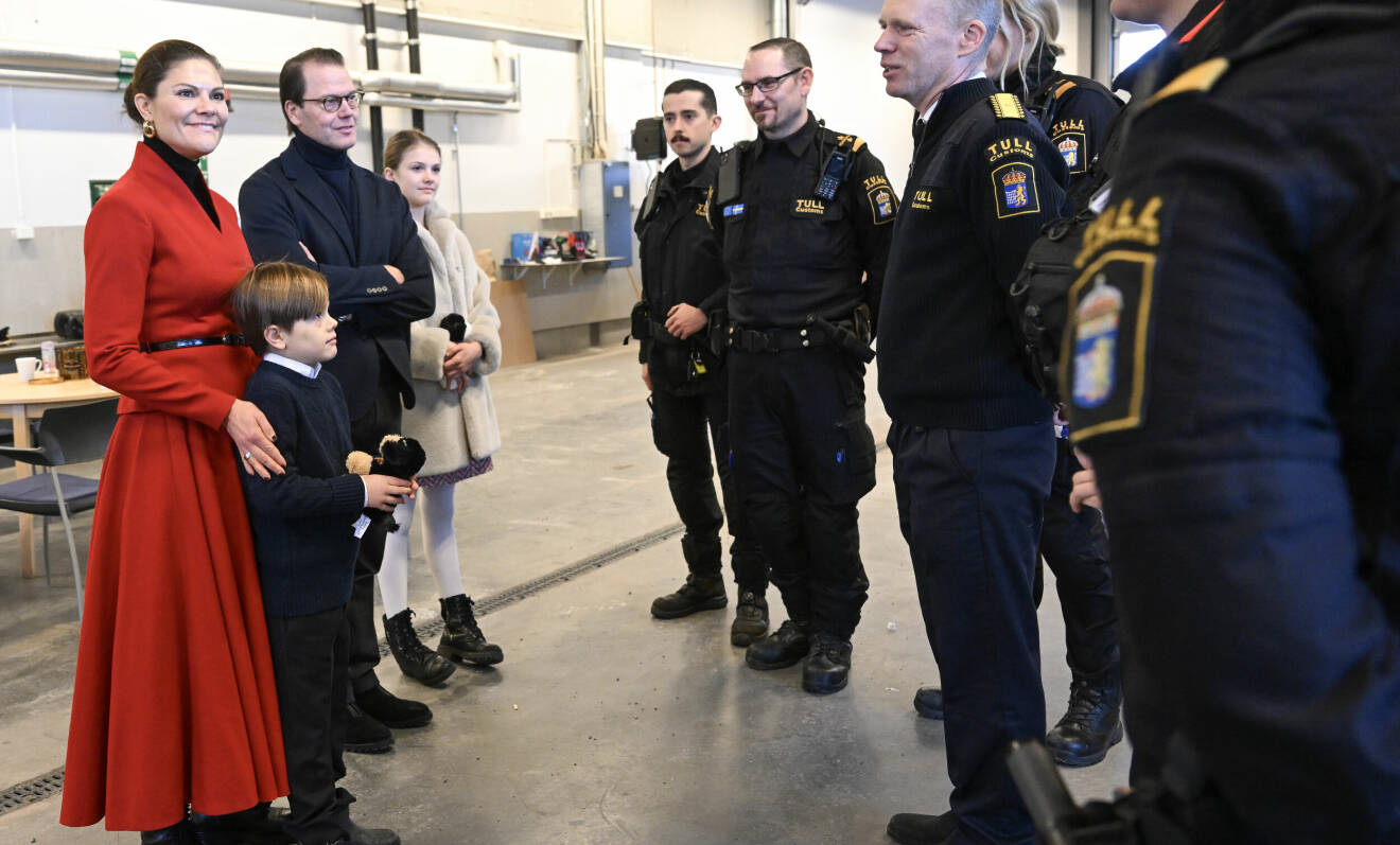 Kronprinsessfamiljen pratar med personal på Tullverket i Värtahamnen på julafton