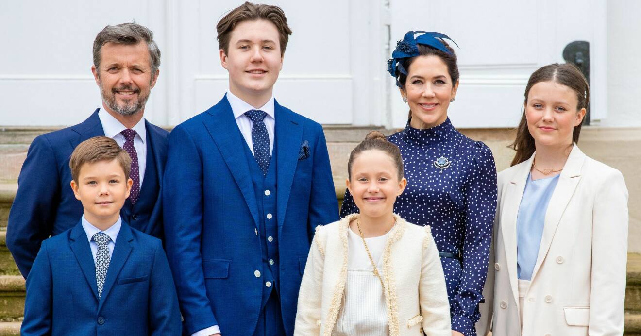 Danska kronprinsfamiljen ler mot kameran