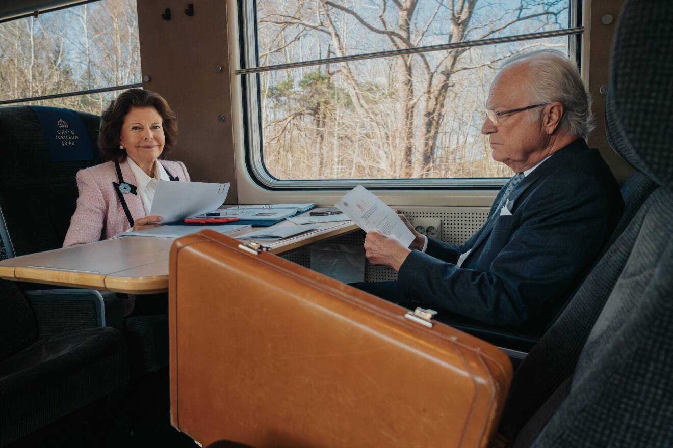 Kungen och drottning Silvia sitter och jobbar på tåget