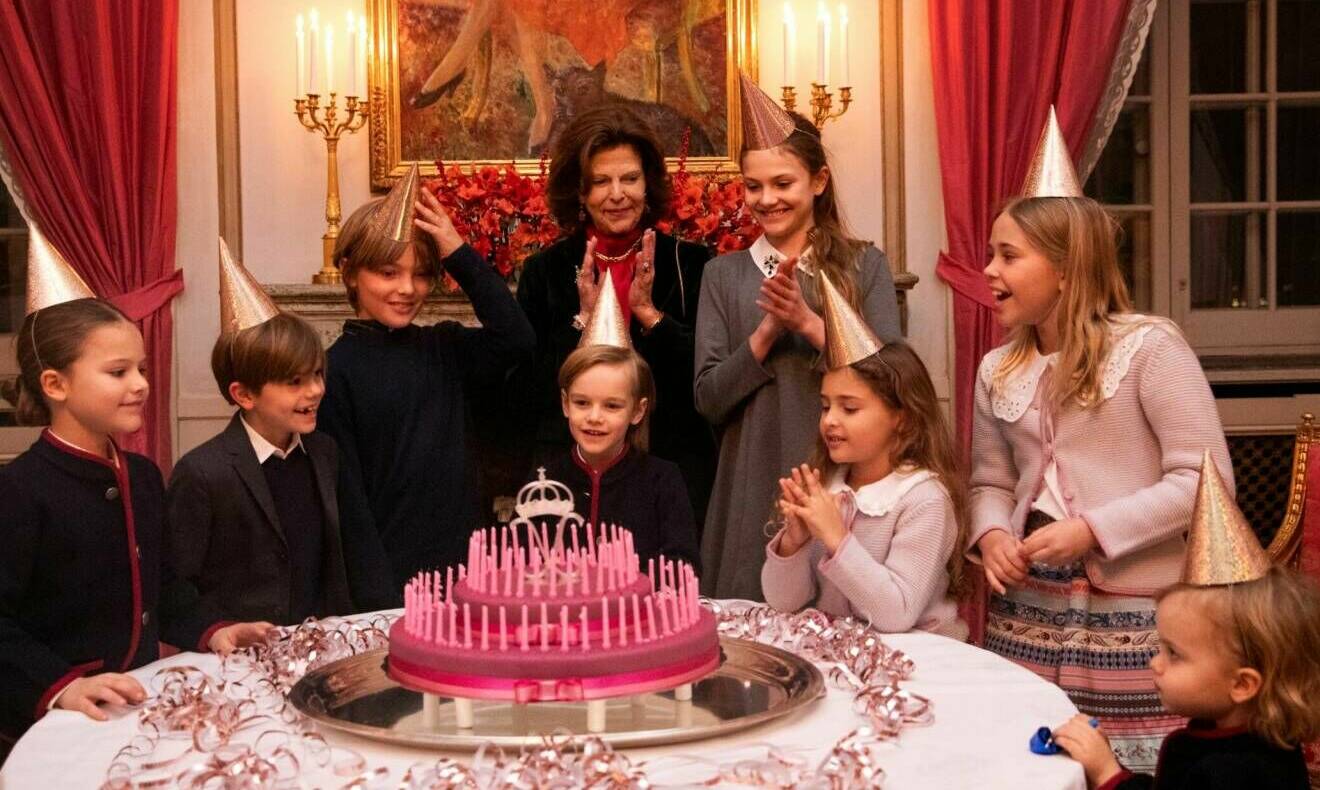 Drottning Silvia blåser ut tårtljus med prins Alexander, prins Oscar, prins Nicolas, prins Gabriel, prinsessan Estelle, prinsessan Adrienne, prinsessan Leonore och prins Julian