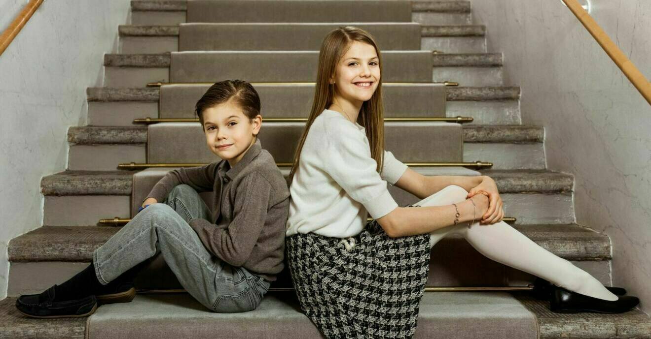 Prins Oscar sitter på en trappa med storasyster Estelle