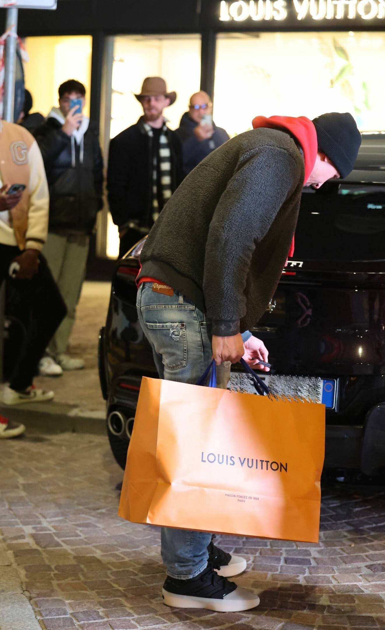 Zlatan Ibrahimovic bär ut en kasse till sin bil efter att ha shoppat på Louis Vuitton i Milano tillsammans med partnern Helena Seger.