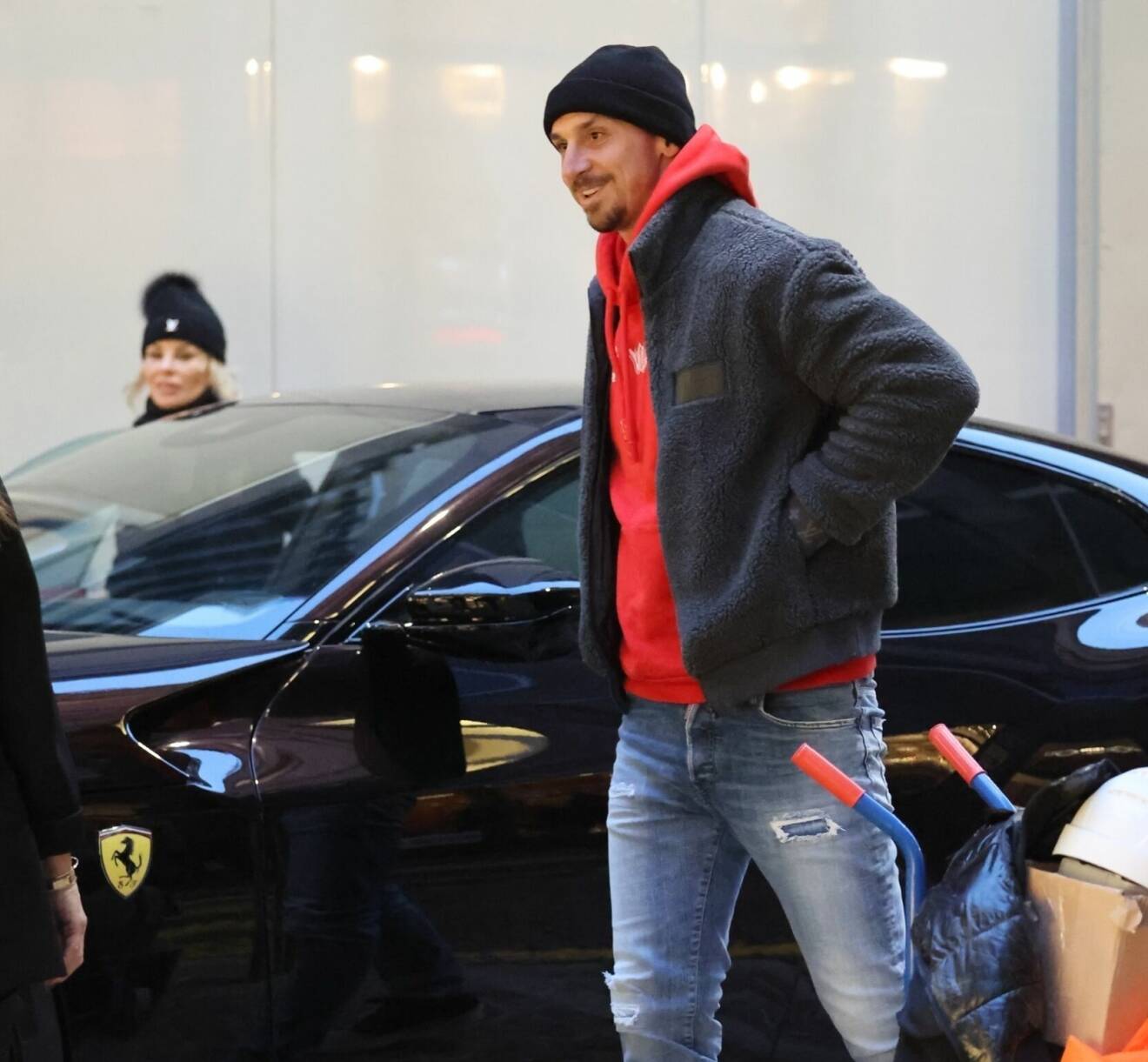 Zlatan Ibrahimovic och Helena Seger anländer till lyxbutiken i Milano.