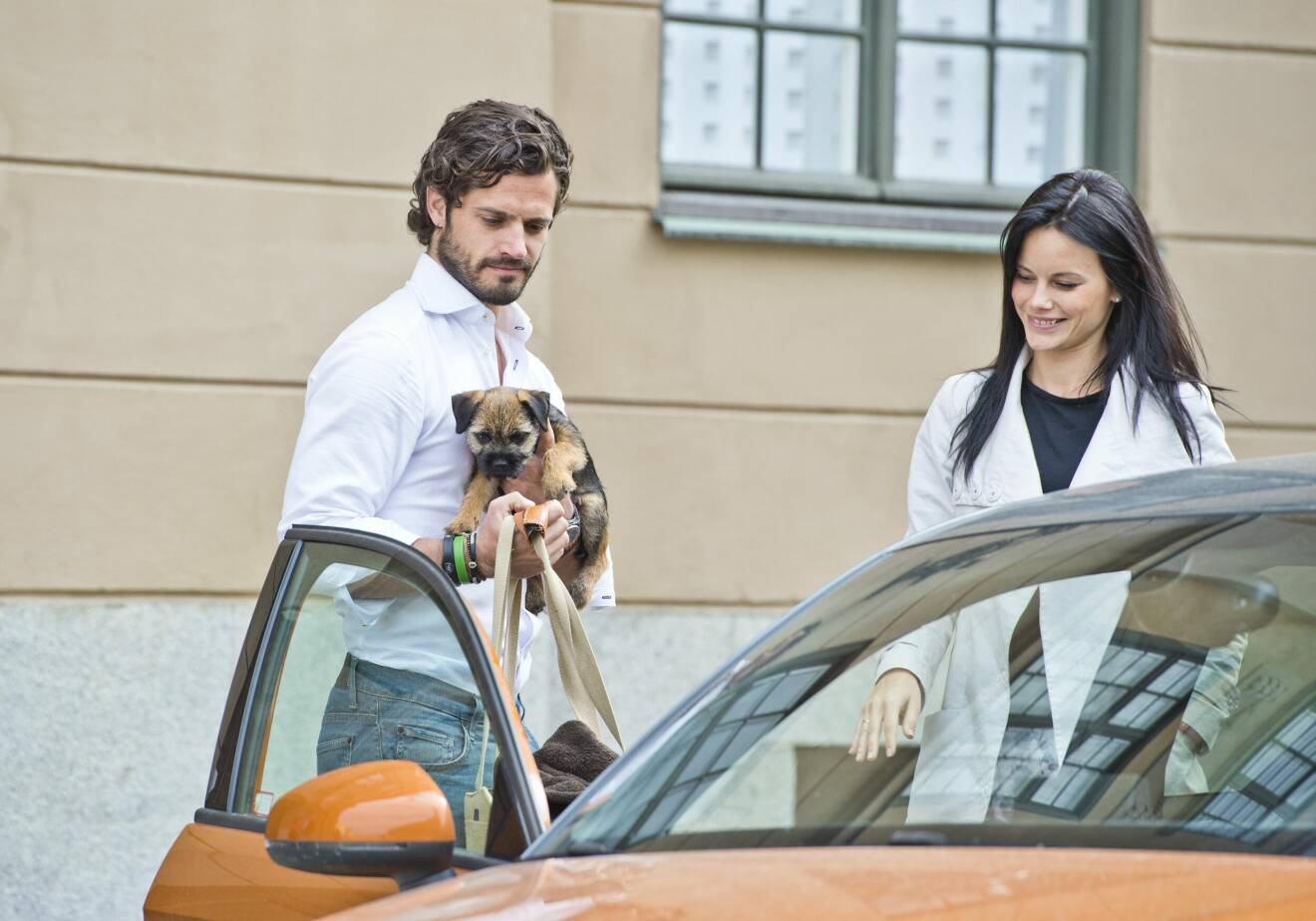 Prins Carl Philip och prinsessan Sofia med hunden Siri