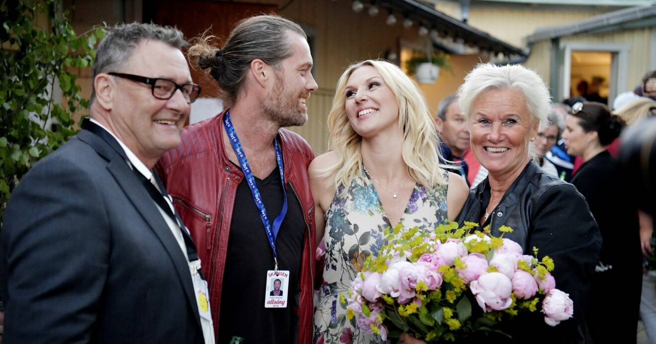 Sanna Nielsen med pojkvännen Joakim Ramsell efter premiären av Allsång på Skansen 2016 bredvid föräldrarna Ingmarie och Christer Nielsen
