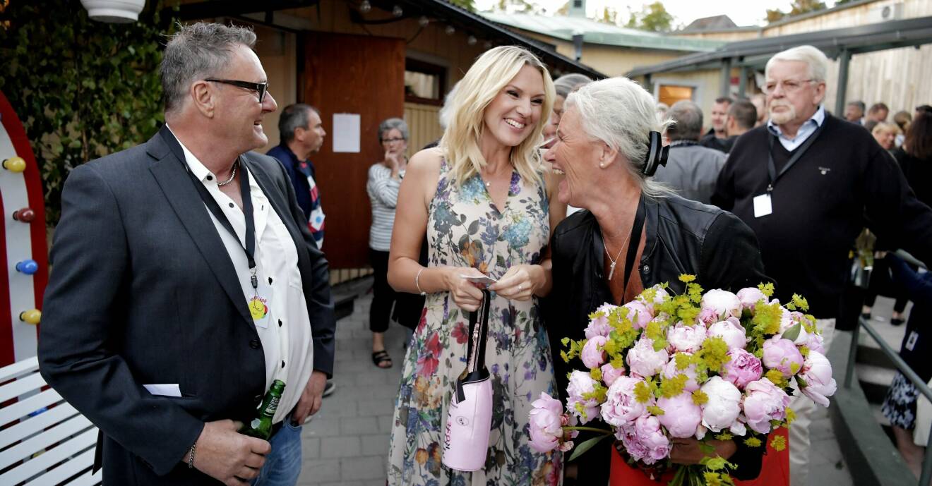 Sanna Nielsen skrattar med föräldrarna Ingmarie och Christer Nielsen på Skansen