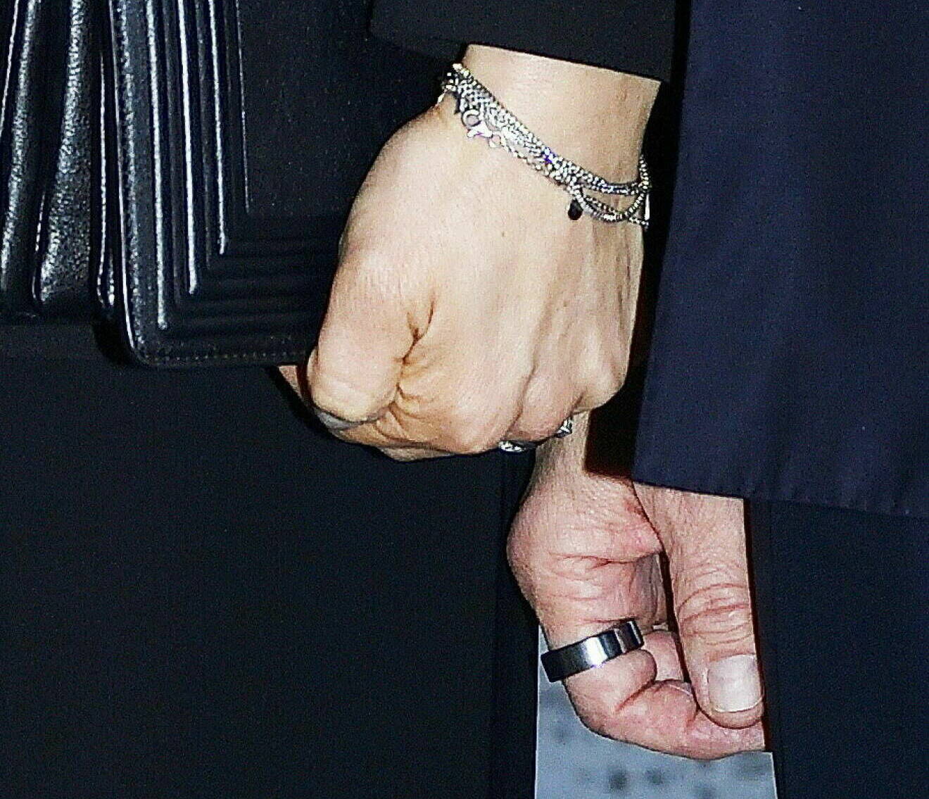 Kronprinsessan Victoria och prins Daniels händer