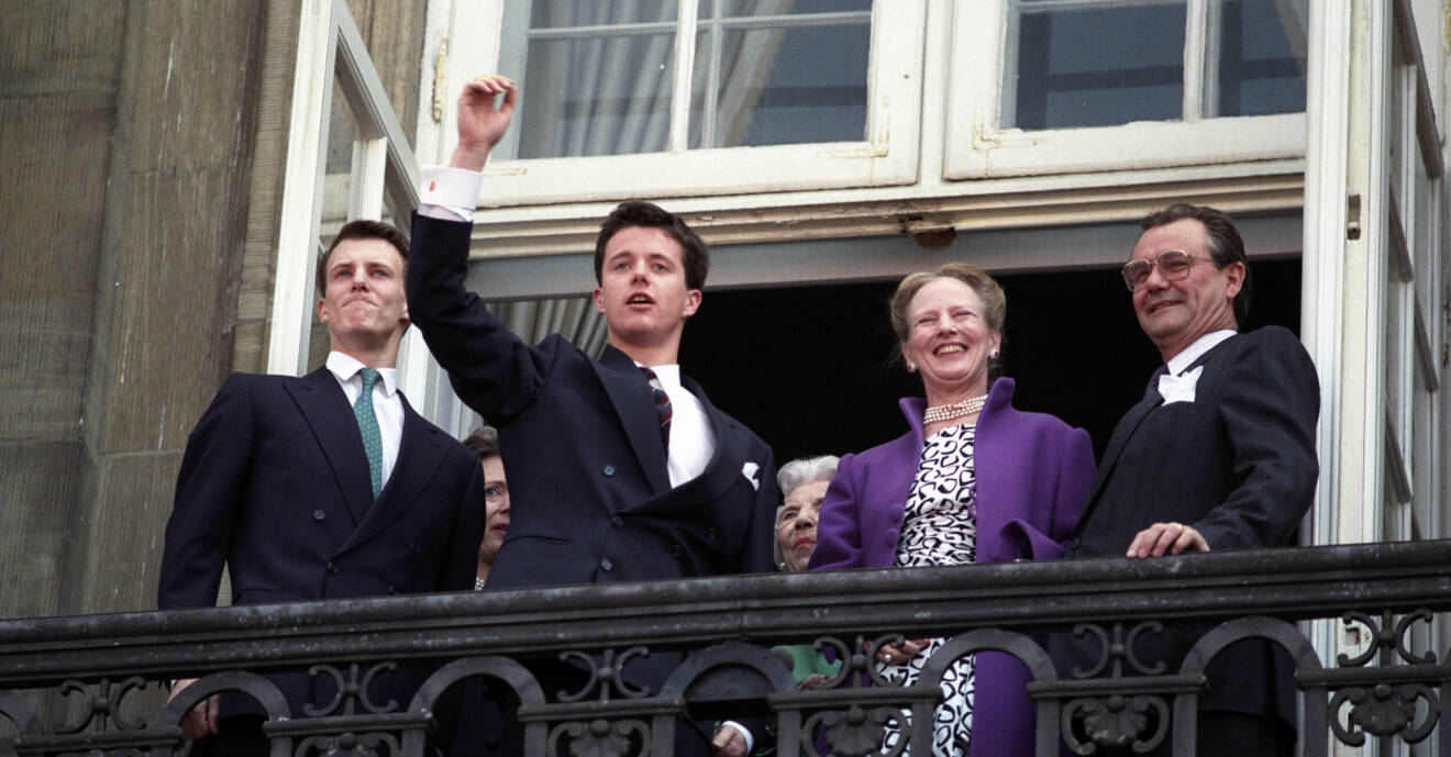 Prins Joachim, kronprins Frederik, drottning Margrethe och prins Henrik på slottsbalkonen