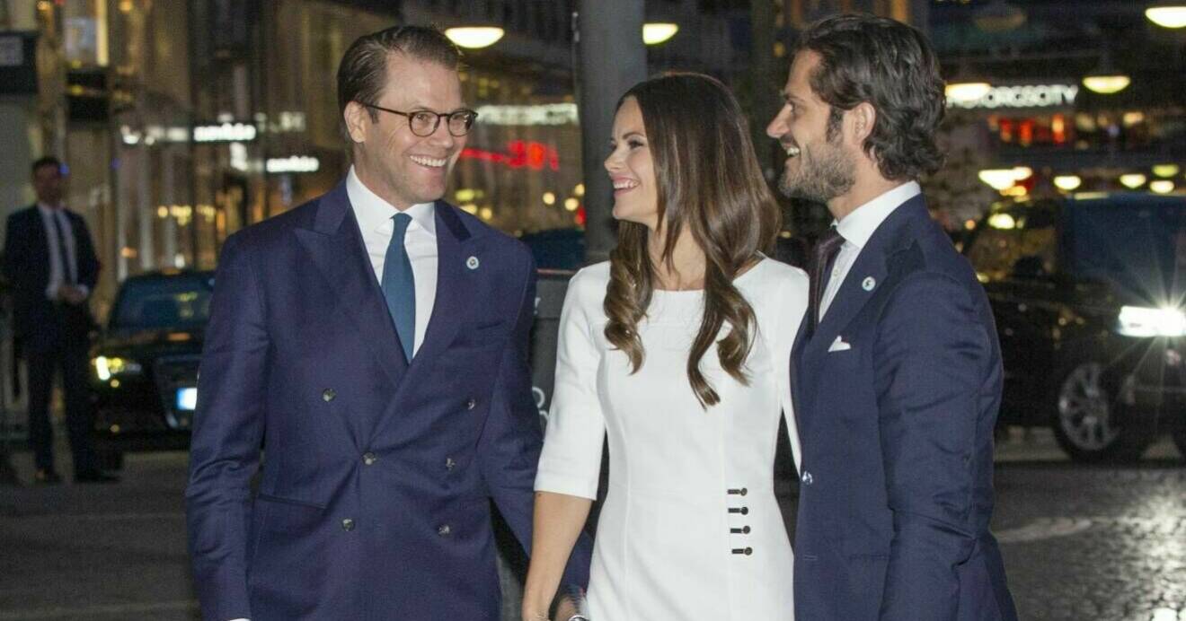 Prins Daniel, prinsessan Sofia och prins Carl Philip ler mot varandra