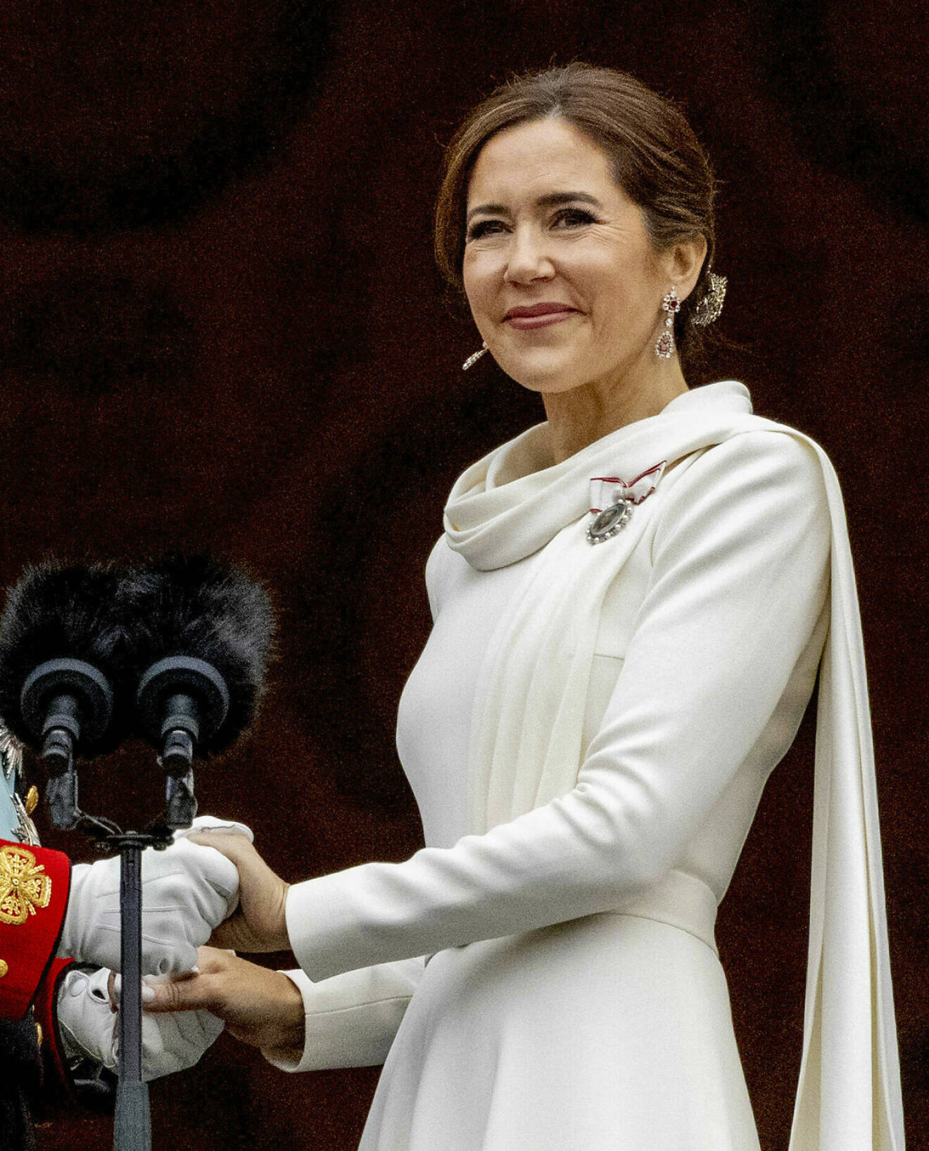 Margrethes abdikation – drottning Mary i vit klänning från Sören Le Schmidt