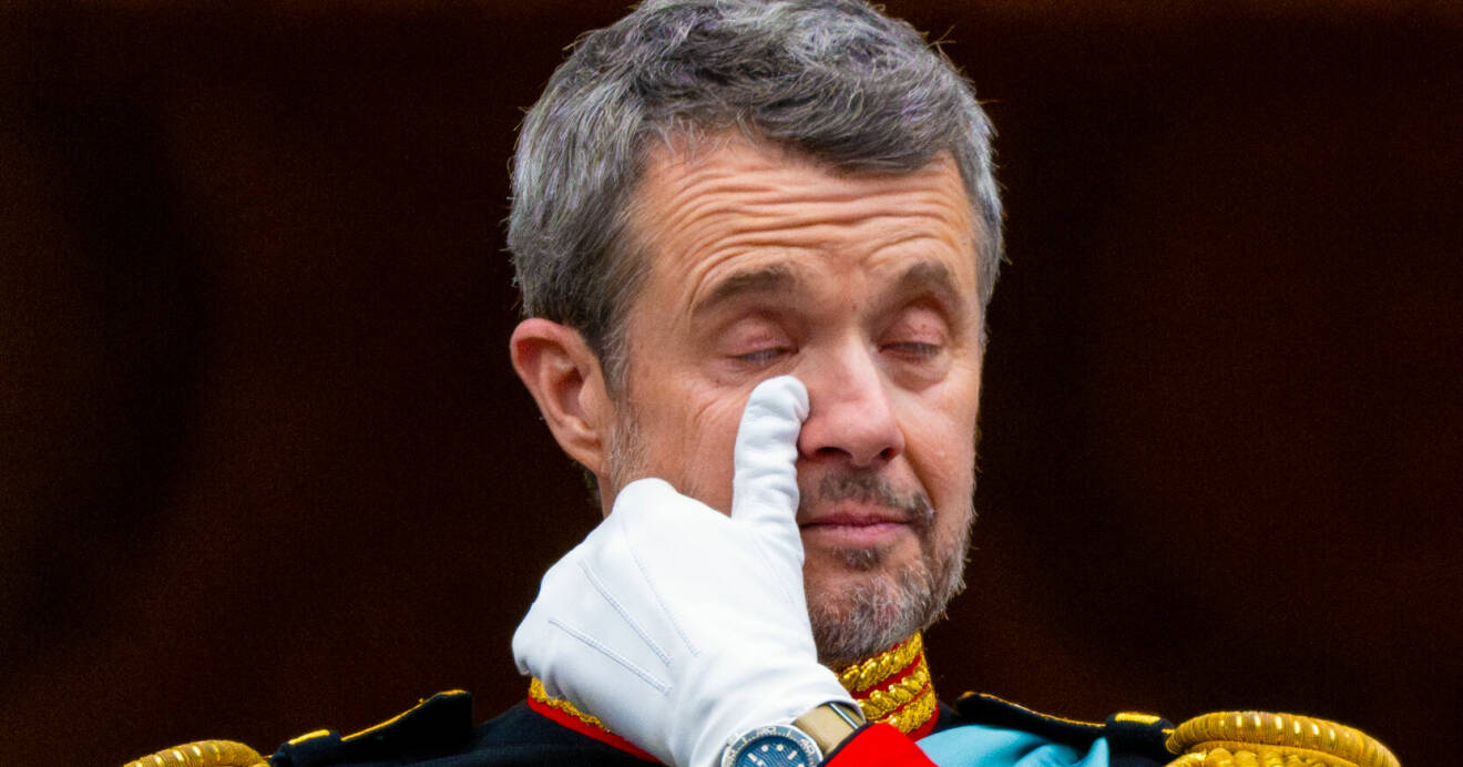 Kronprins Frederik torkar bort tårar