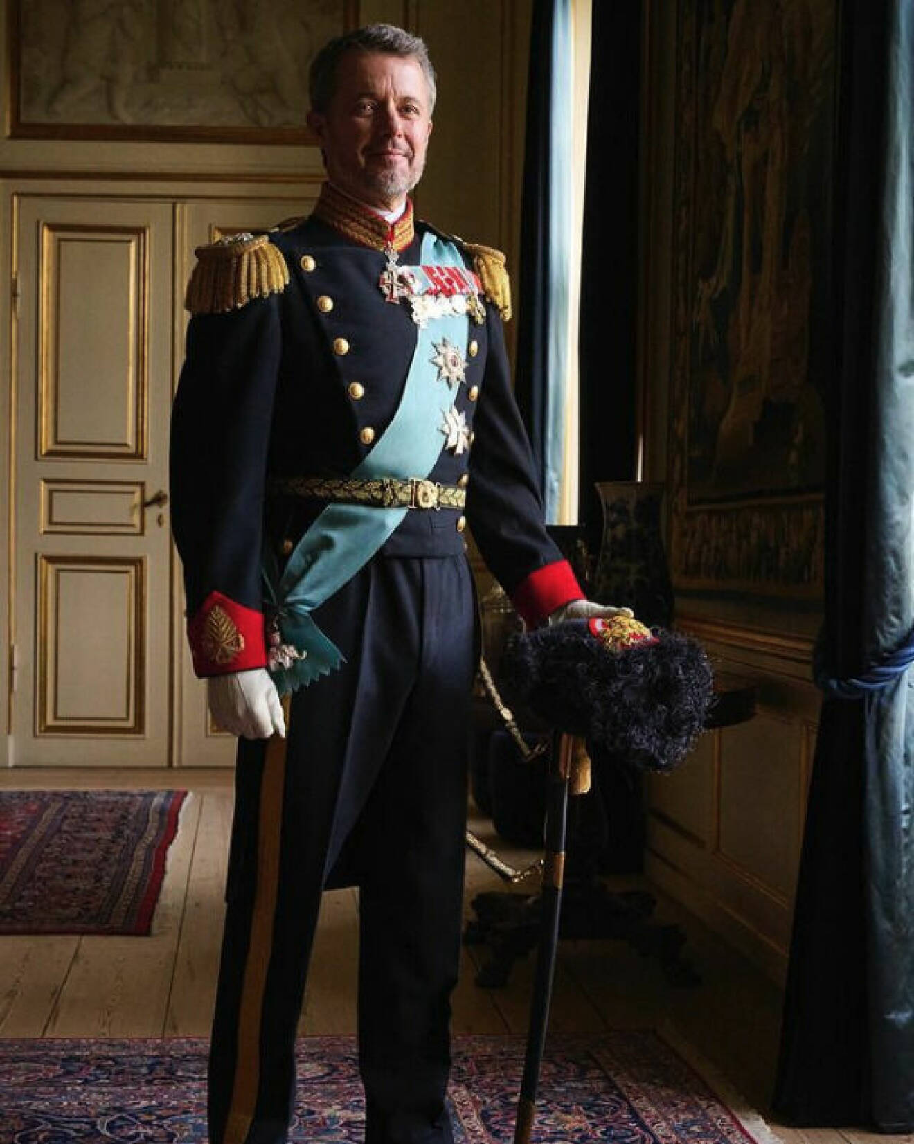 Den första officiella bilden på kung Frederik