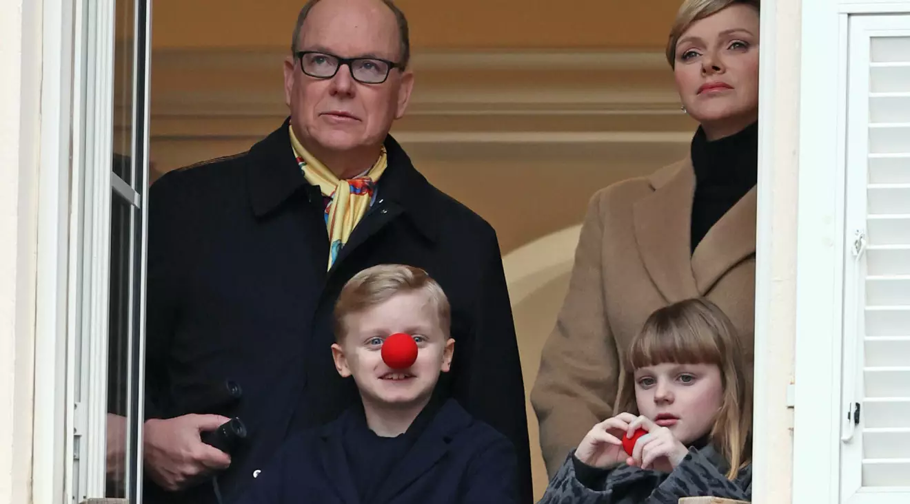Furst Albert och furstinnan Charlene med barnen Jacques och Gabriella med clownnäsor