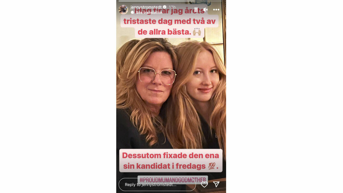 Jenny Strömstedts dotter Mika ler mot kameran