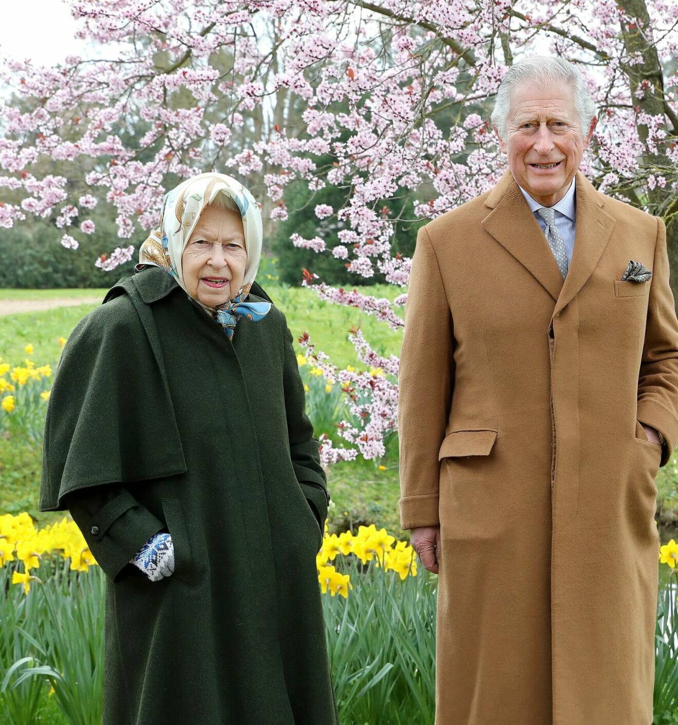 Kung Charles (då prins Charles) med drottning Elizabeth