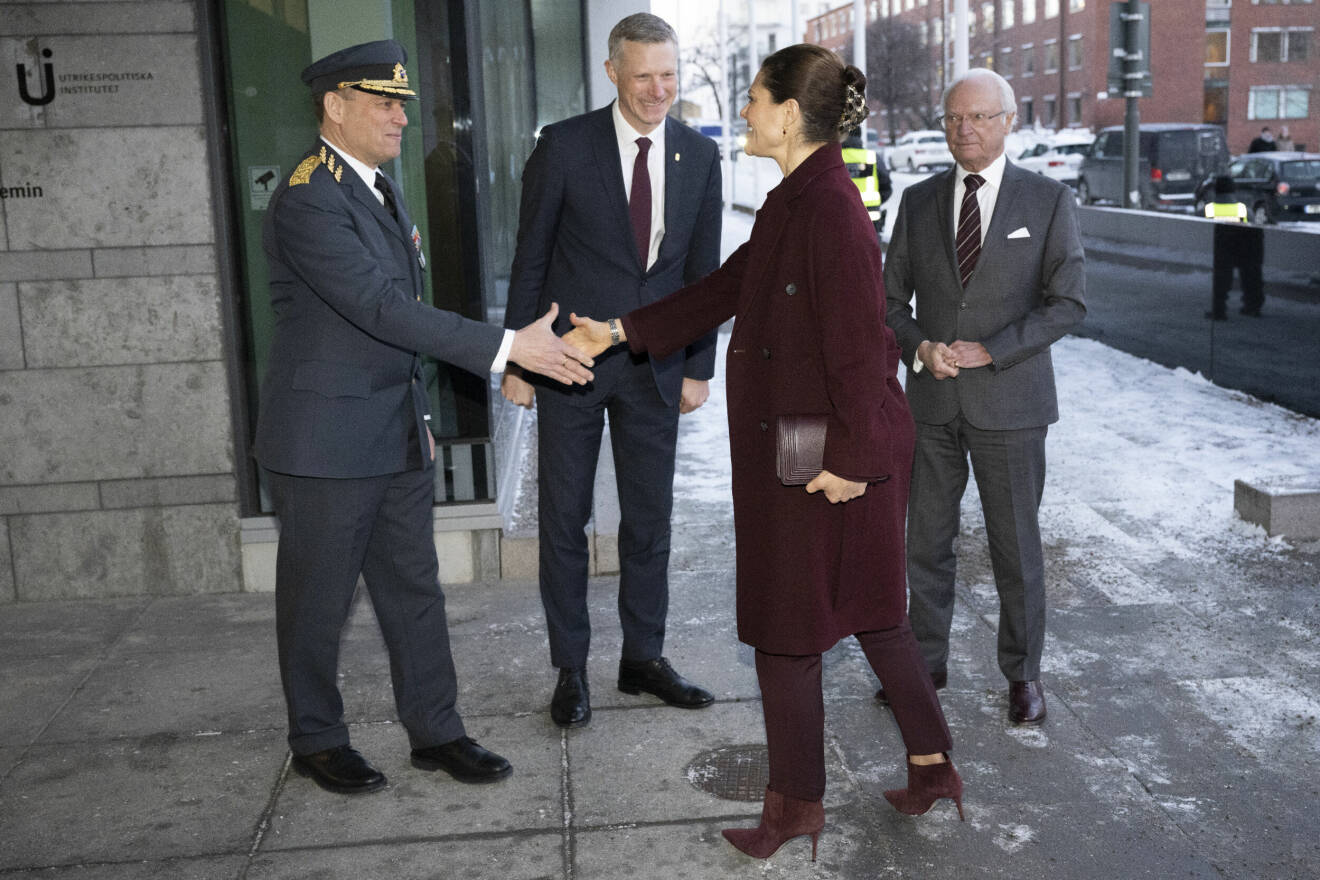 Kungen och kronprinsessan Victoria på Försvarshögskolan i Stockholm med rektor Robert Egnell och vicerektor Anders Callert