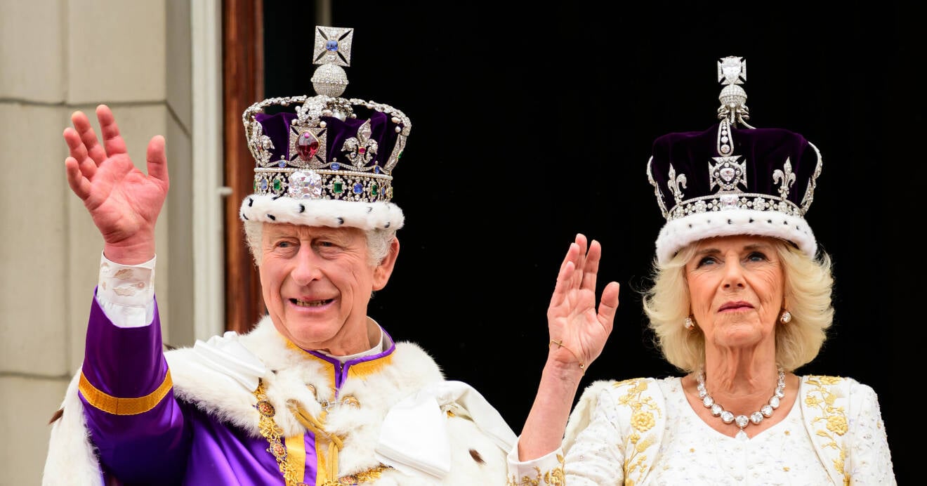Kung Charles och drottning Camilla vinkar till folket på sin kröning.