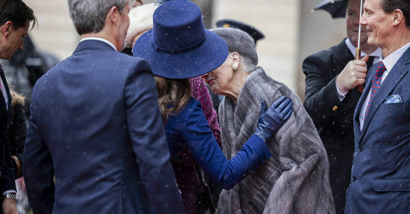 Drottning Mary kysser Margrethe på kinden