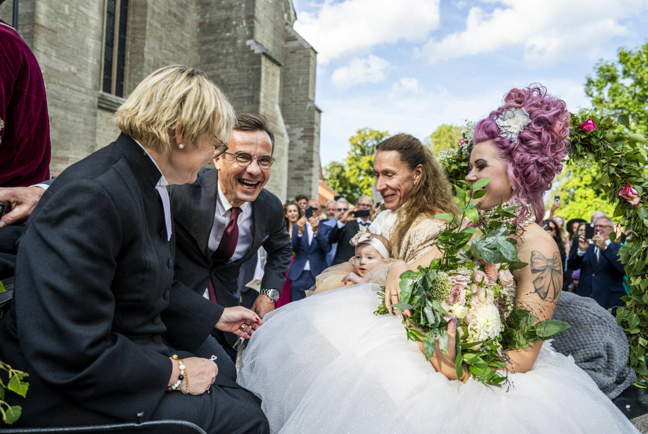 Statsminister Ulf Kristersson och frun Birgitta Ed Kristersson med Melinda Jacobs och E-Type under deras bröllop