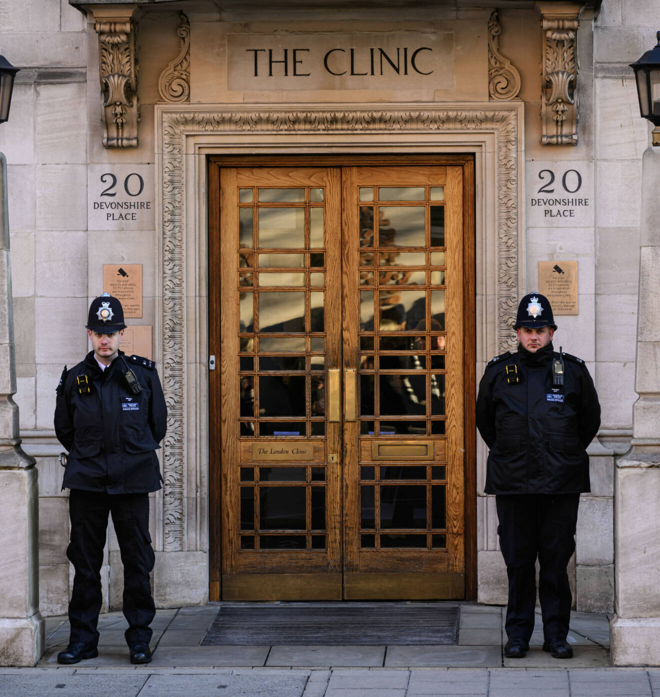 Poliser utanför The London Clinic i London där Kate vårdas efter att ha gått igenom ett kirurgiskt ingrepp i magen