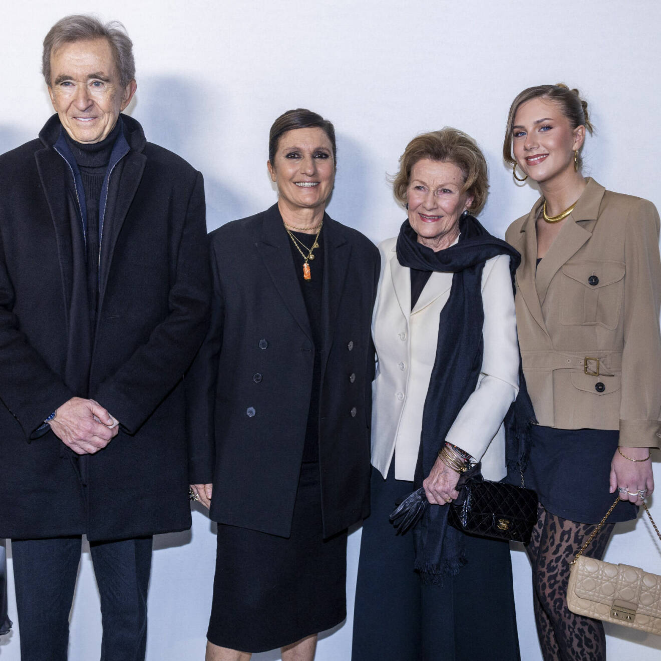 Drottning Sonja och Leah Behn med Bernard Arnault vid Diors haute couture-visning 2024
