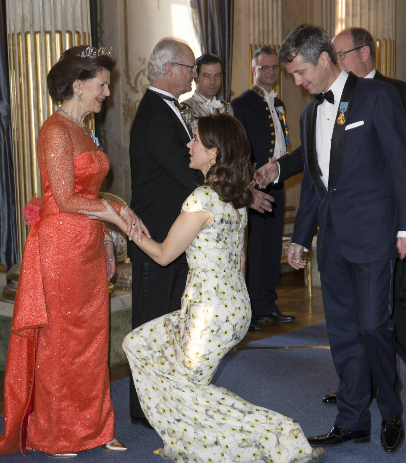 Mary och Frederik med drottning Silvia och kungen