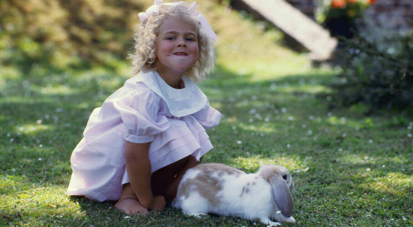 Prinsessan Madeleine med kaninen Snuffy på Solliden