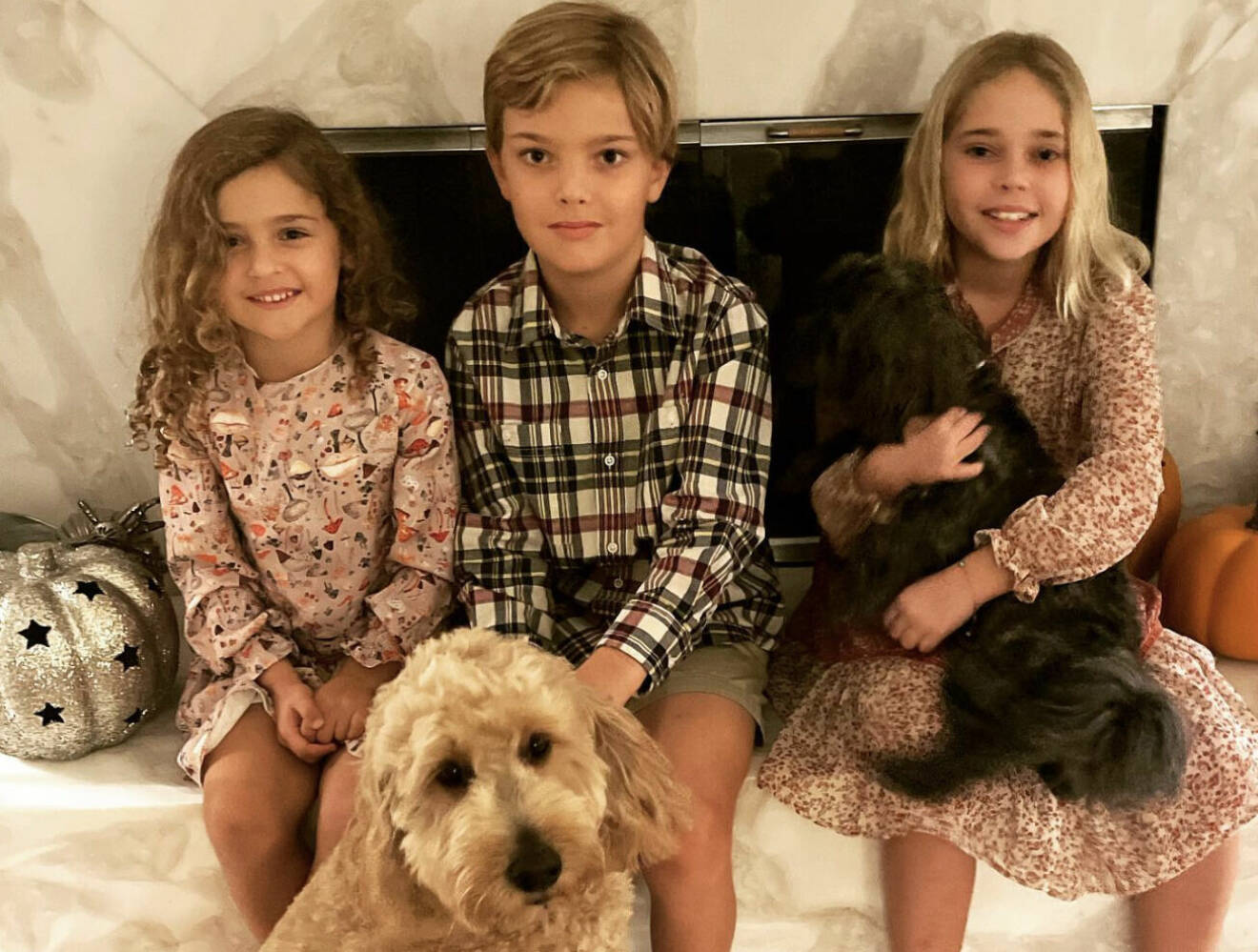 Prinsessan Adrienne, prins Nicolas och prinsessan Leonore med hundarna Teddy och Rio
