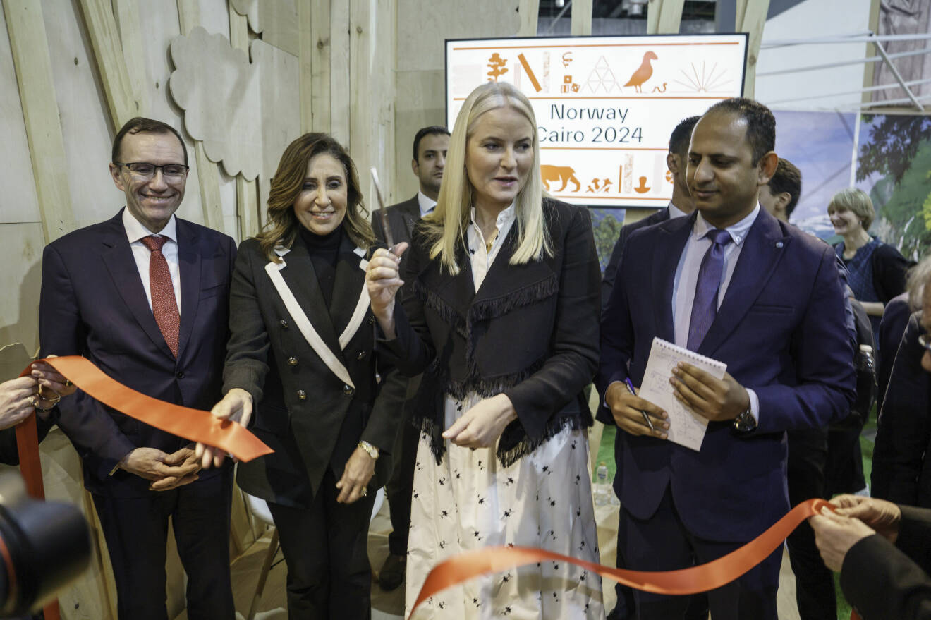 Kronprinsessan Mette-Marit inviger den norska paviljongen vid bokmässan i Kairo