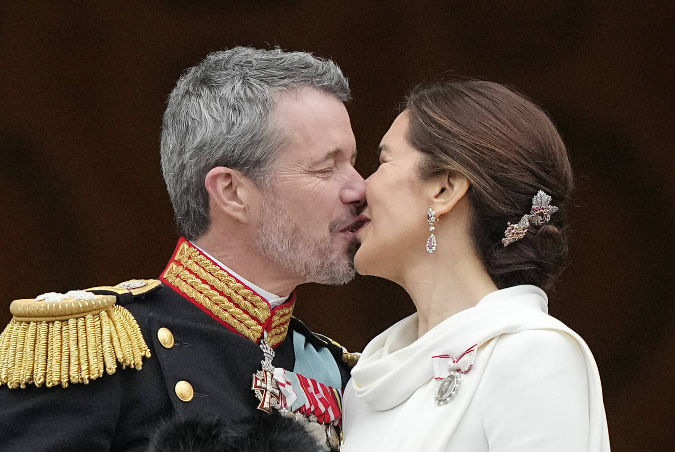 Kung Frederik och drottning Mary kysser varandra