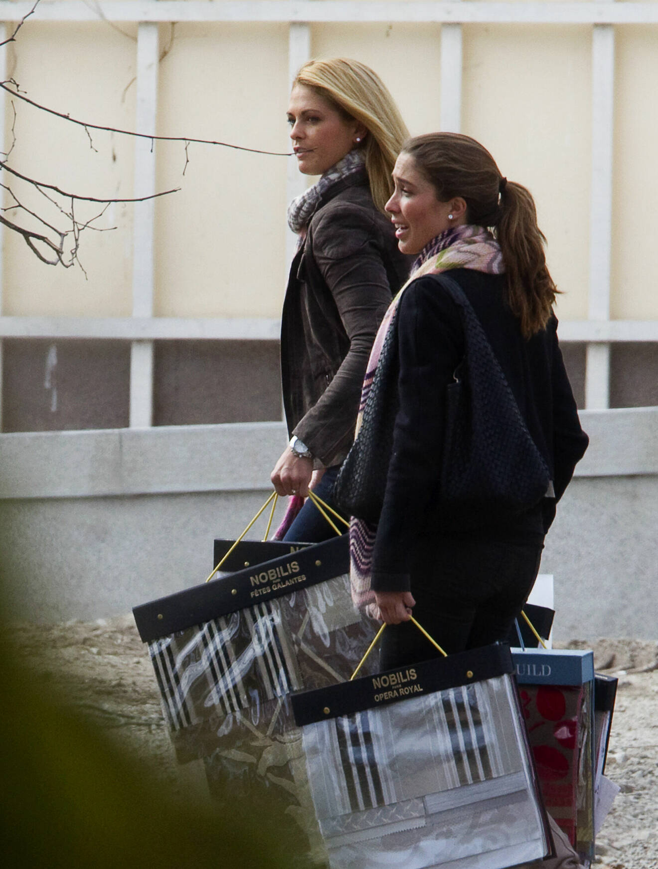 Prinsessan Madeleine och Louise Thott lämnar Haga slott med tapetprover i handen
