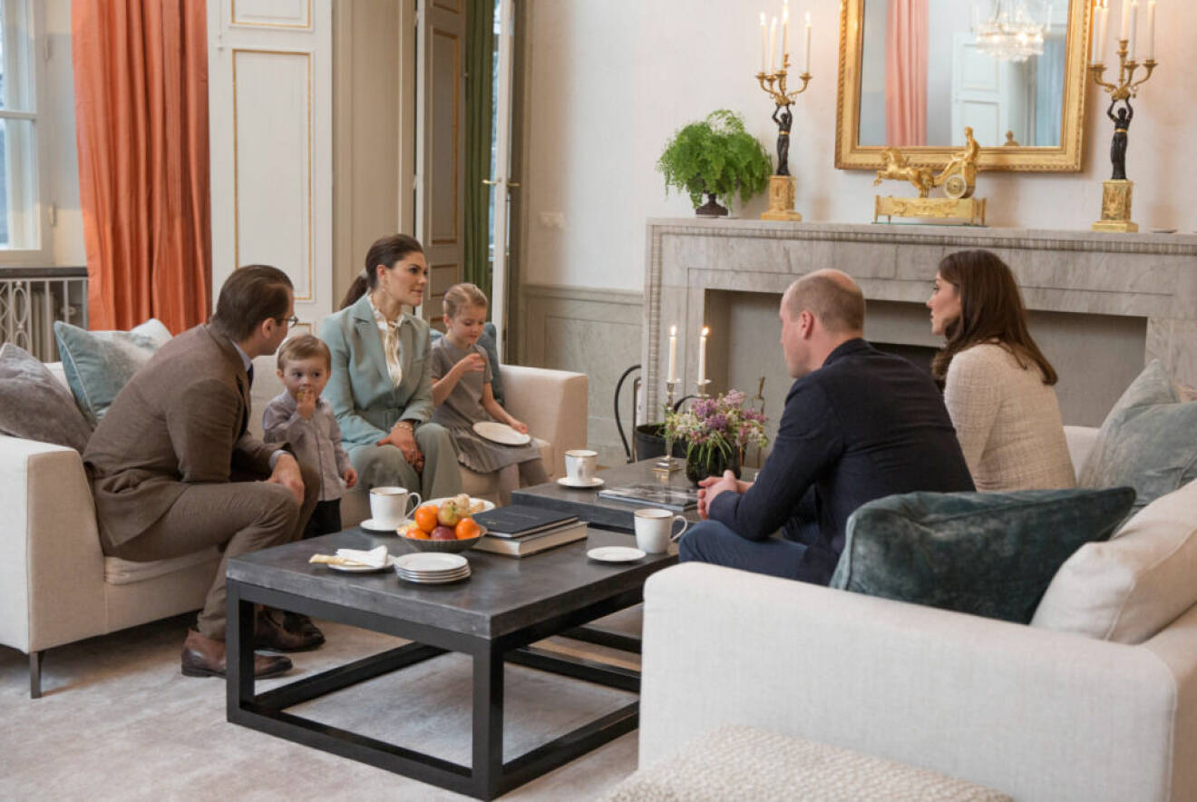 Kronprinsessfamiljen fikar med prins William och prinsessan Kate på Haga slott