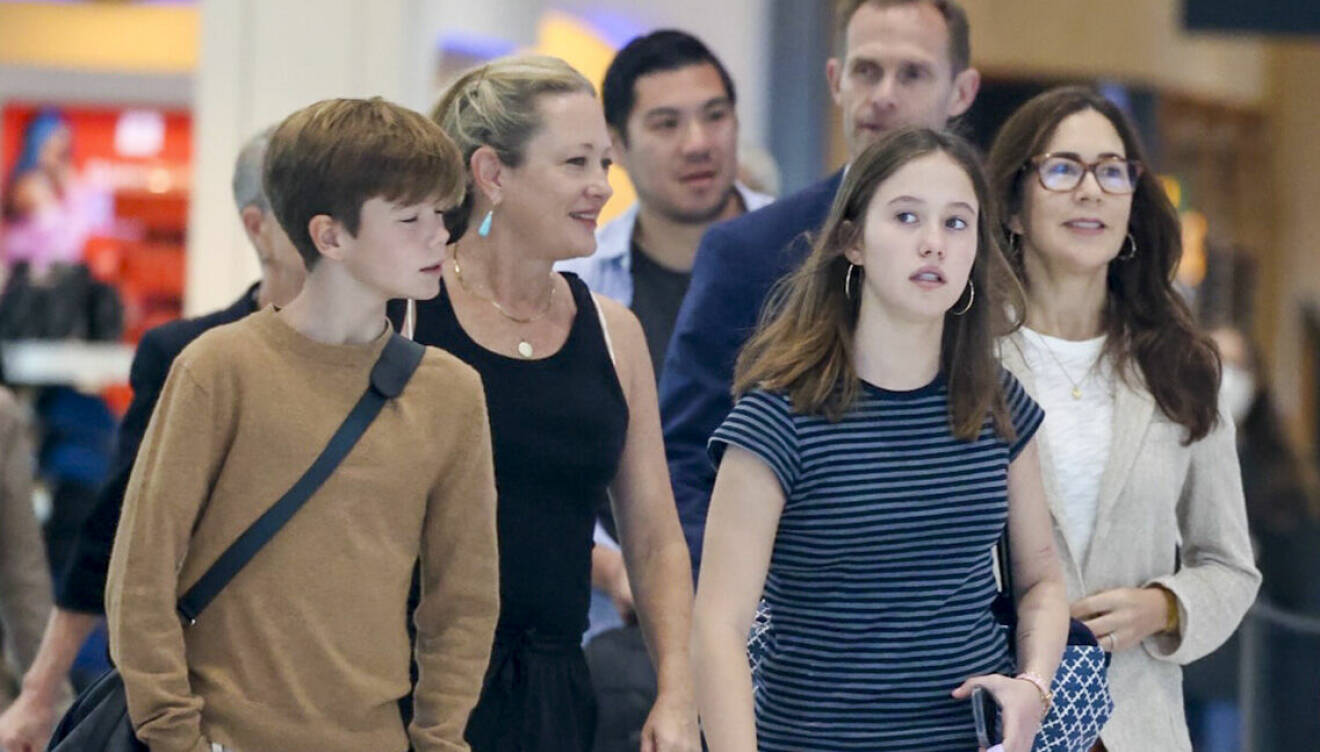 Drottning Mary med barnen prins Vincent och prinsessan Josephine möts av vännen Amber Petty på flygplatsen i Australien.