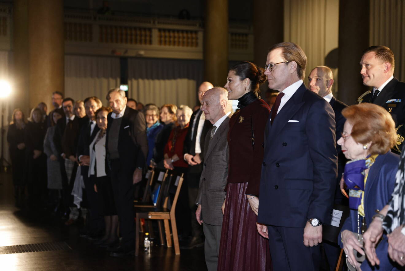 Kronprinsessan Victoria och prins Daniel vid Förintelsens minnesdag 2024
