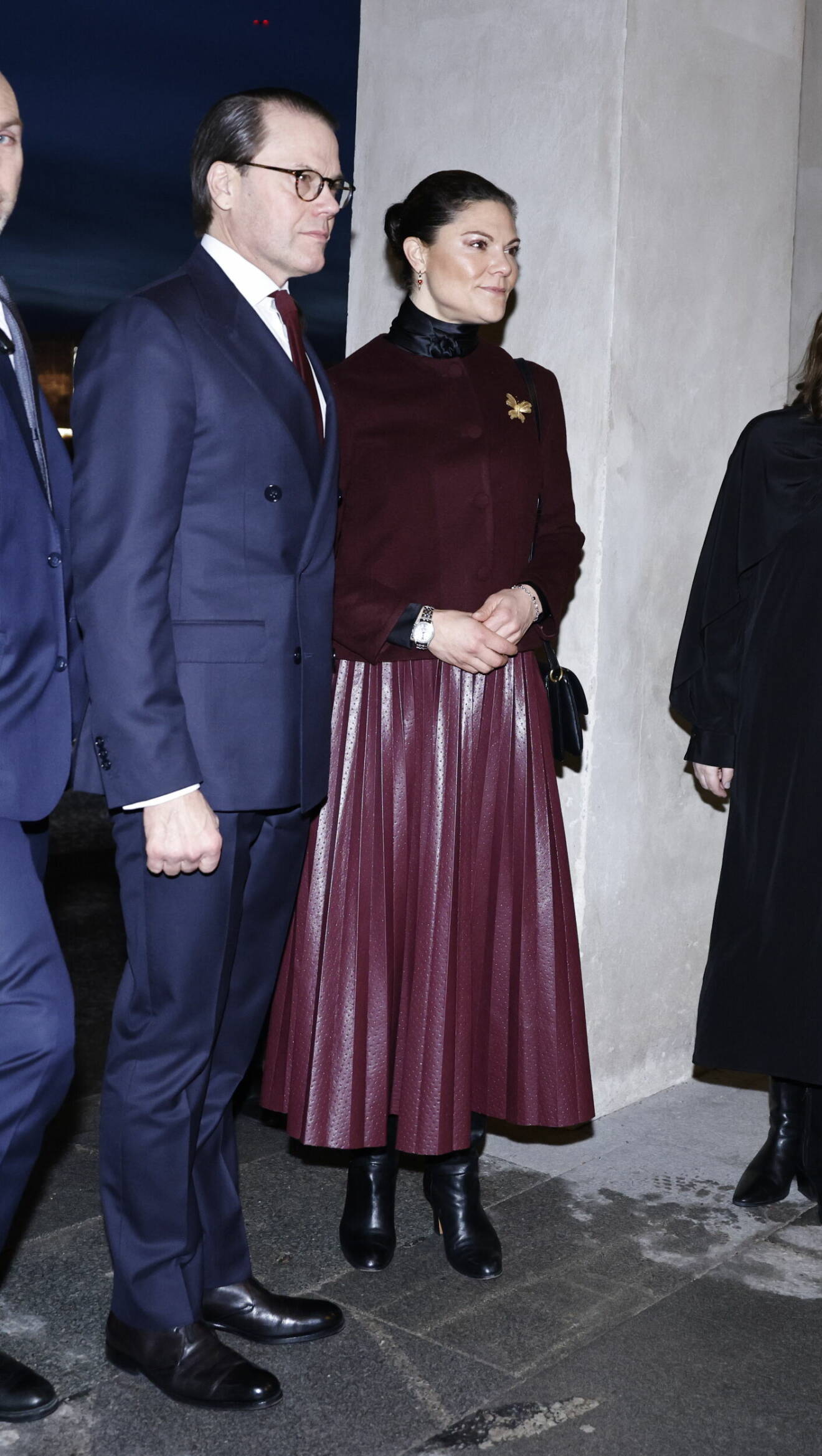 Kronprinsessan Victoria i vinrött vid minnesceremoni för Förintelsens minnesdag 2024