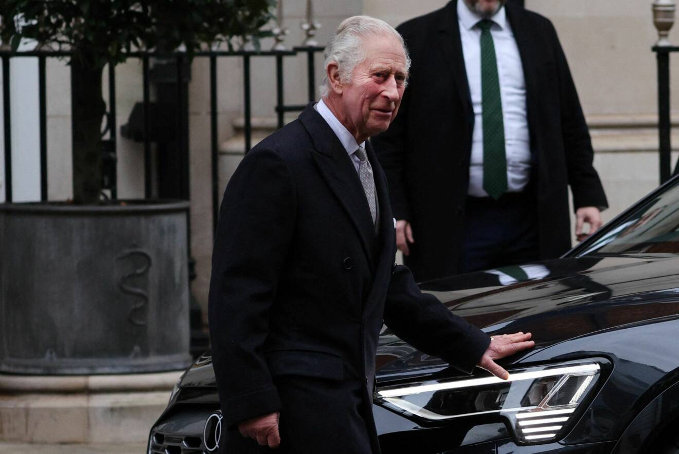 Kung Charles lämnar The London Clinic i London efter ingrepp i prostatan