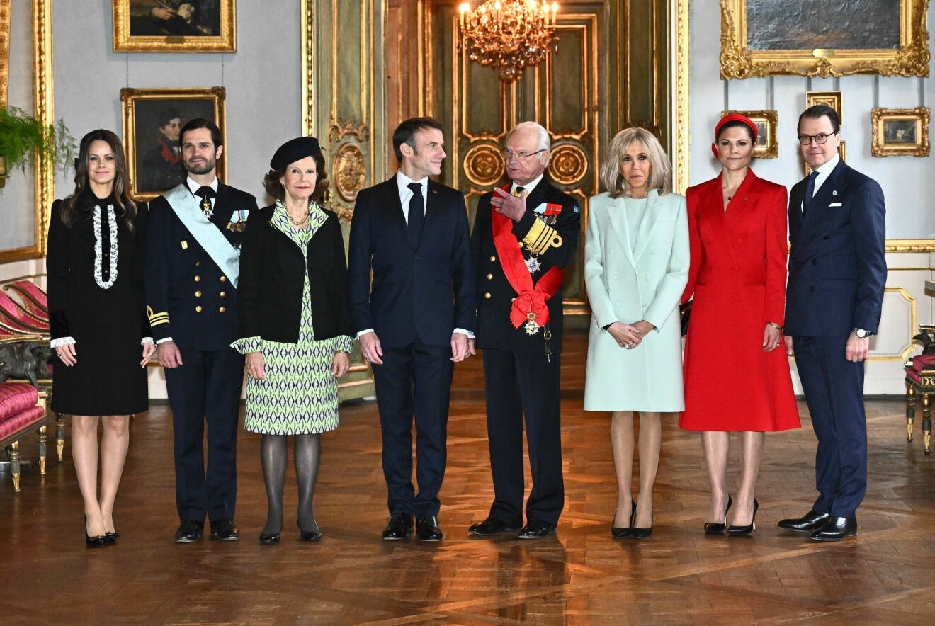 Den svenska kungafamiljen ihop med Emmanuel och Brigitte Macron på slottet