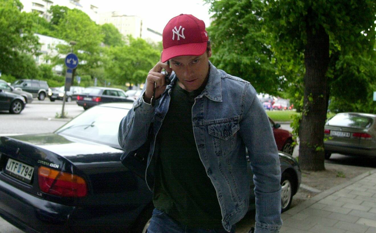 Daniel Westling 2002 som pratar i telefon och bär keps