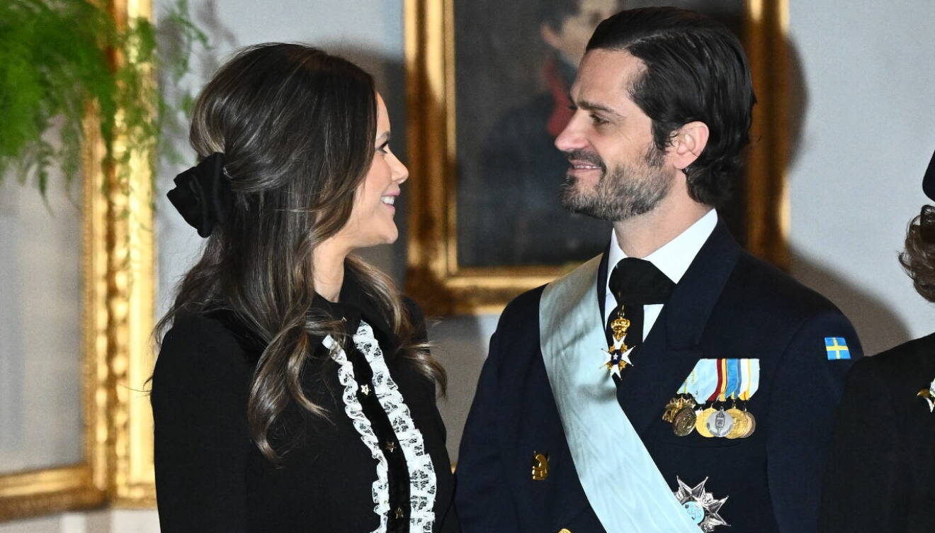 Prinsessan Sofia och prins Carl Philip ler mot varandra