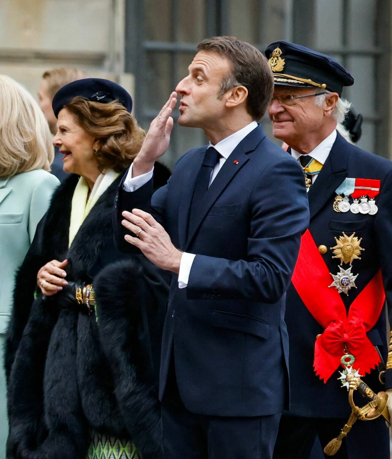 President Macron skickar luftpussar – här med kungen och drottning Silvia