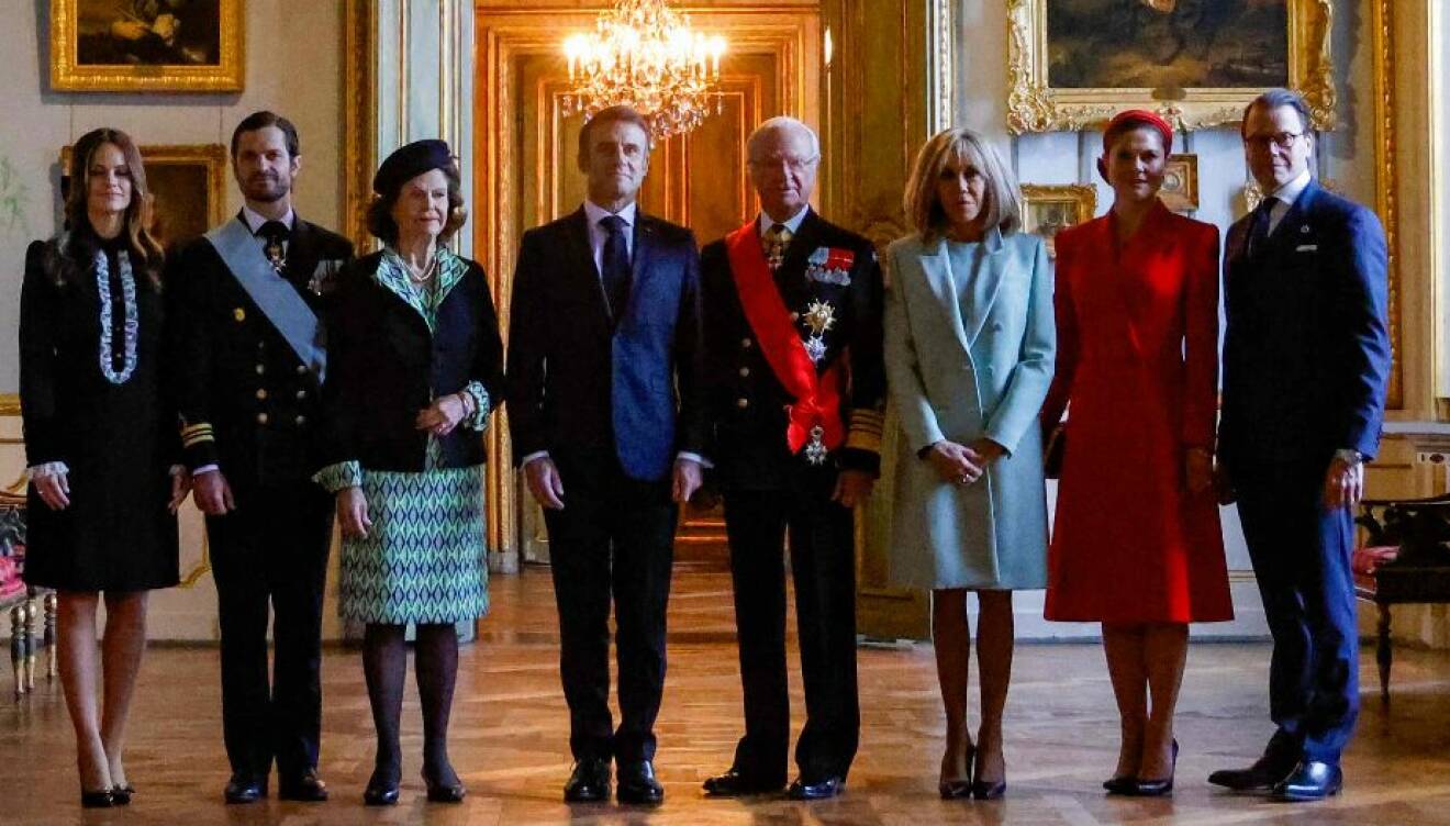 Prinsessan Sofia, prins Carl Philip, drottning Silvia, Emmanuel Macron, Brigitte Macron, kronprinsessan Victoria och prins Daniel på slottet