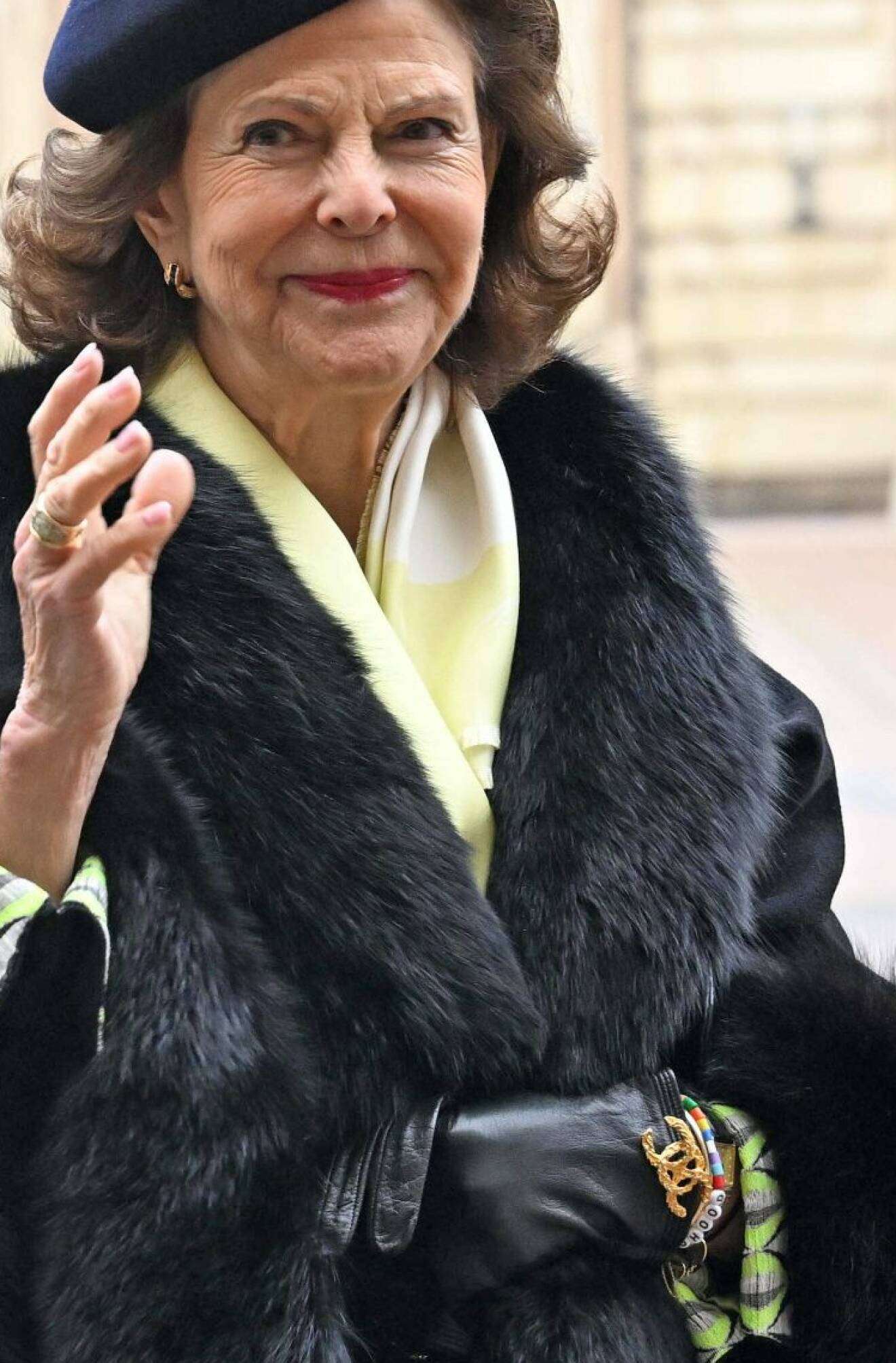 Drottning Silvia med handskar från Chanel