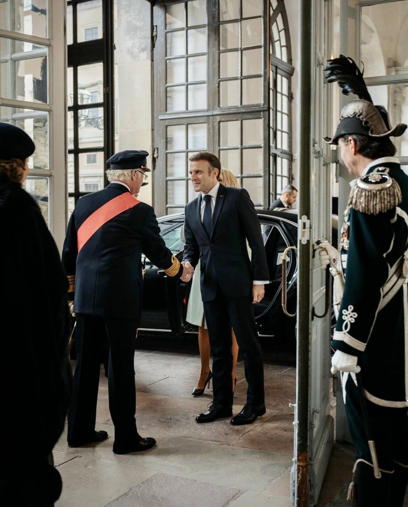 Kungen hälsar på president Macron i Västra valvet på Stockholms slott