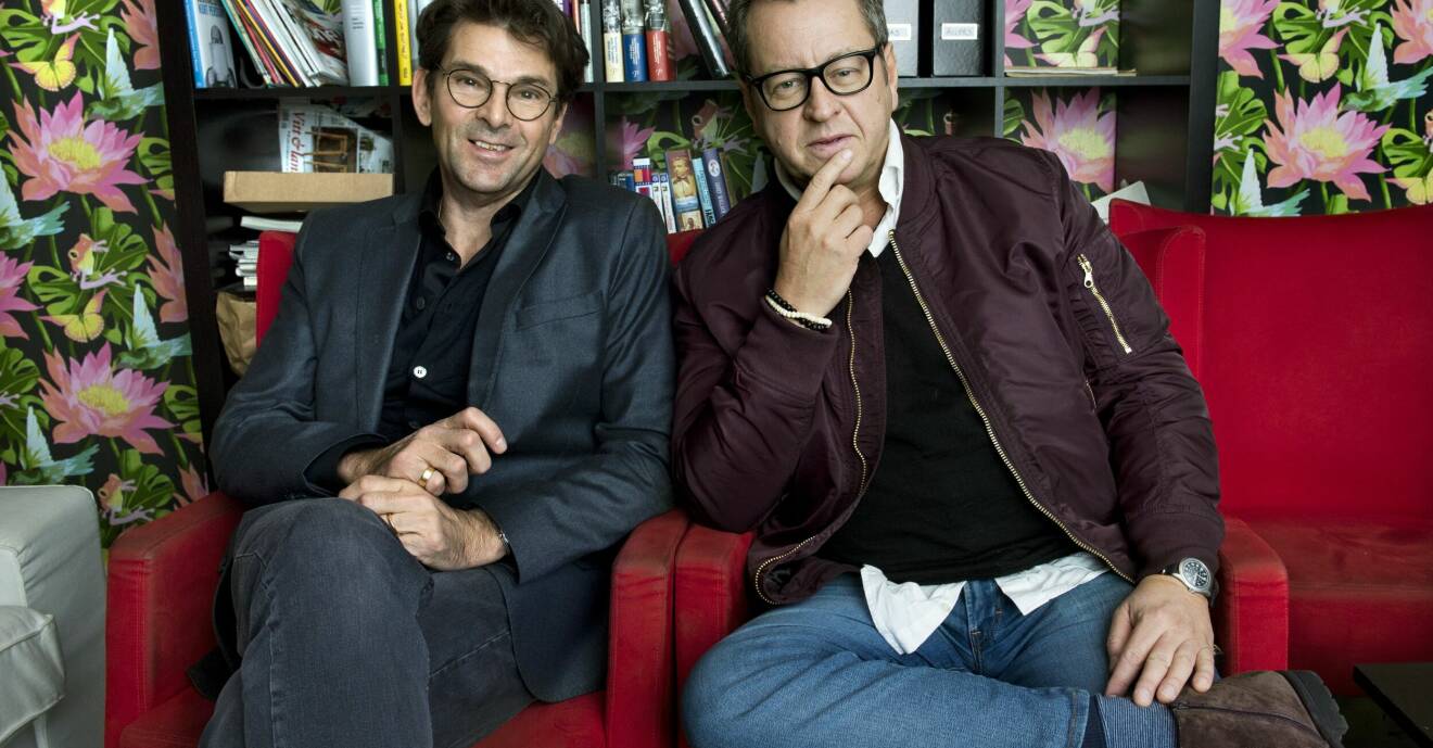 Niklas Strömstedt och Mauro Scocco sitter i fåtöljer när de intervjuas om programmet "Tack för musiken".