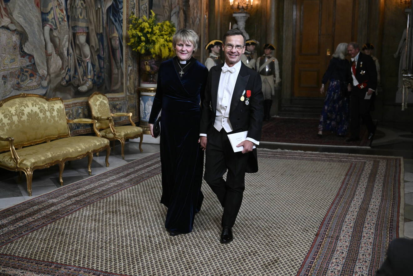 Statsminister Ulf Kristersson med hustsrun Birgitta Ed anländer till Stockholms slott