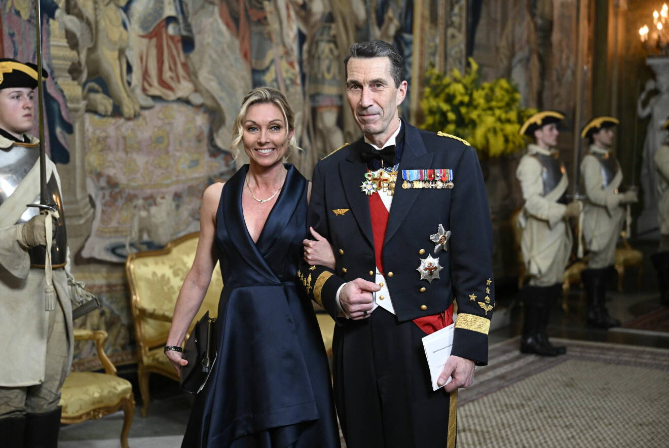 Linda Staaf tillsammans och ÖB Micael Bydén anländer till Stockholms slott där kungaparet ger en galamiddag för Frankrikes presidentpar.