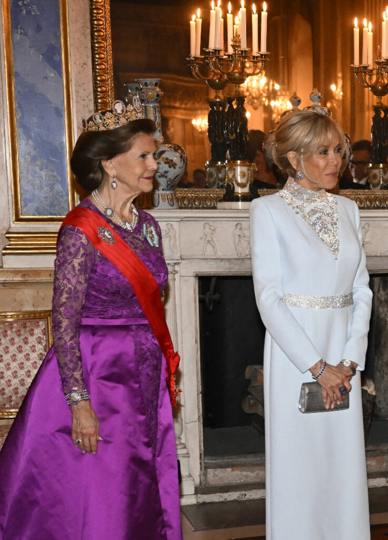 Drottning Silvias galaklänning från Nobel 2022, designad av en skräddare i Paris. Frankrikes presidentfru Brigitte Macron i ljusblått