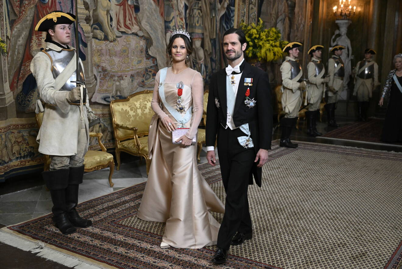 Prinsessan Sofia och prins Carl Philip anländer till galamiddag på slottet