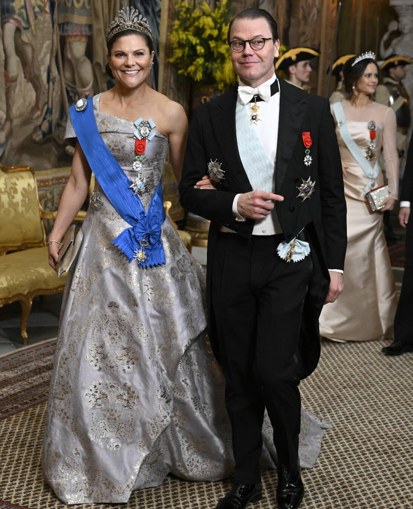 Kronprinsessan Victoria i HM-klänning på galamiddag för president Macron