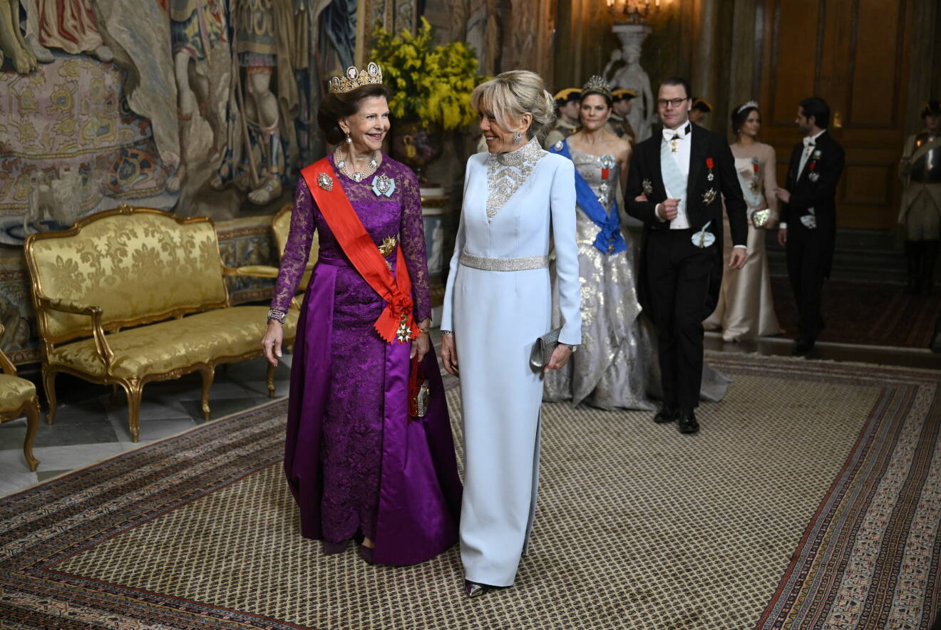 Drottning Silvia och Brigitte Macron anländer till galamiddag på slottet